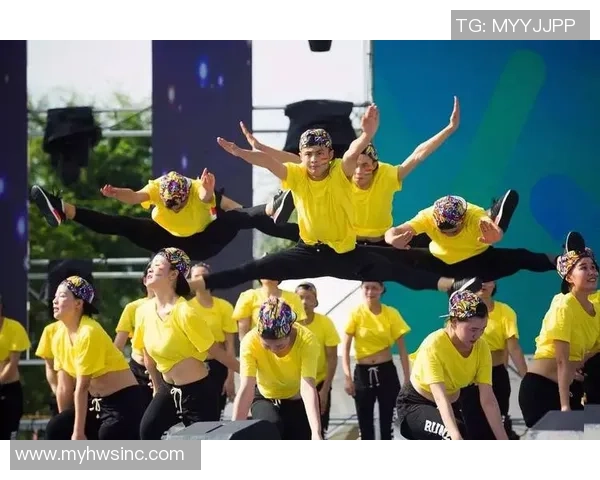 玩转川超 资足常乐丨忙到“劈叉”！20岁门将为家园而战